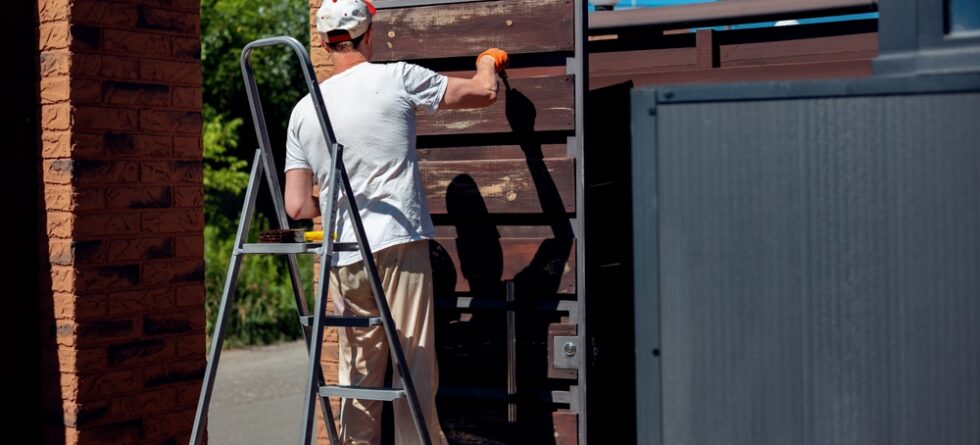 How Do You Maintain A Vinyl Fence?