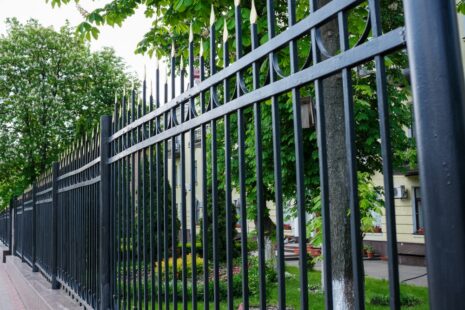 Is Vinyl Fencing More Expensive Than Metal?