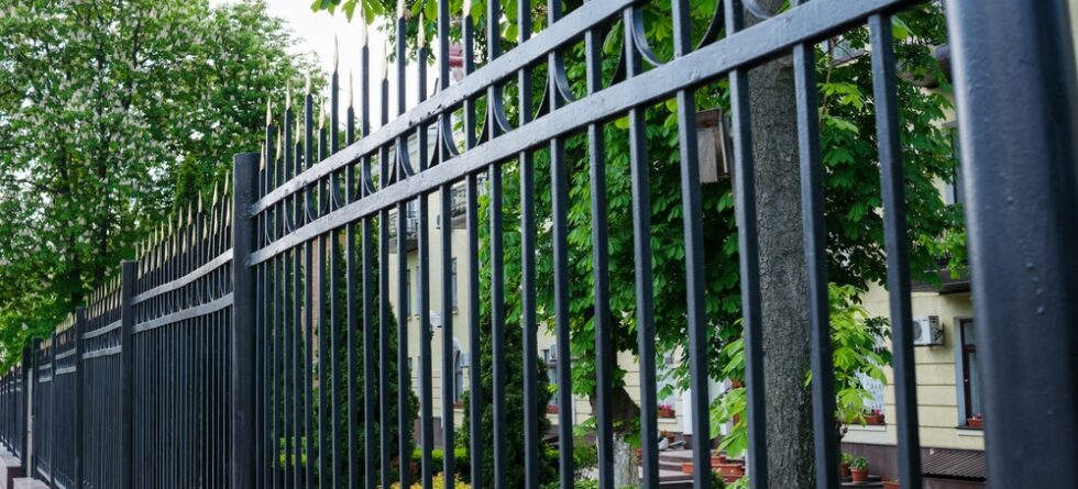 Is Vinyl Fencing More Expensive Than Metal?