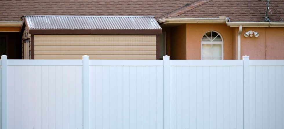 What Are Pros & Cons Of A Vinyl Fence?