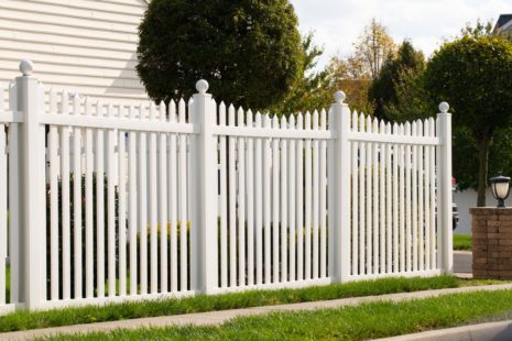 Do Grass Stains Come Off Vinyl Fence?
