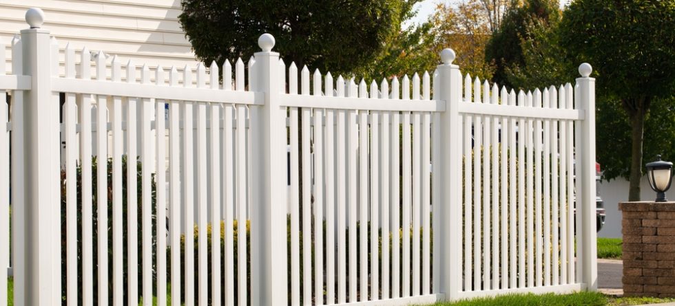 Do Grass Stains Come Off Vinyl Fence?