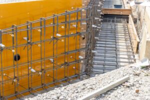 Should Vinyl Fence Be Filled With Concrete?