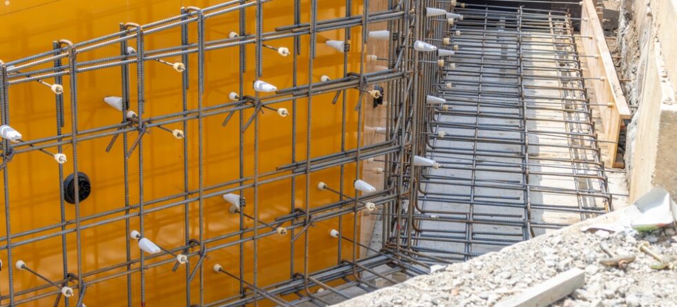 Should Vinyl Fence Be Filled With Concrete?